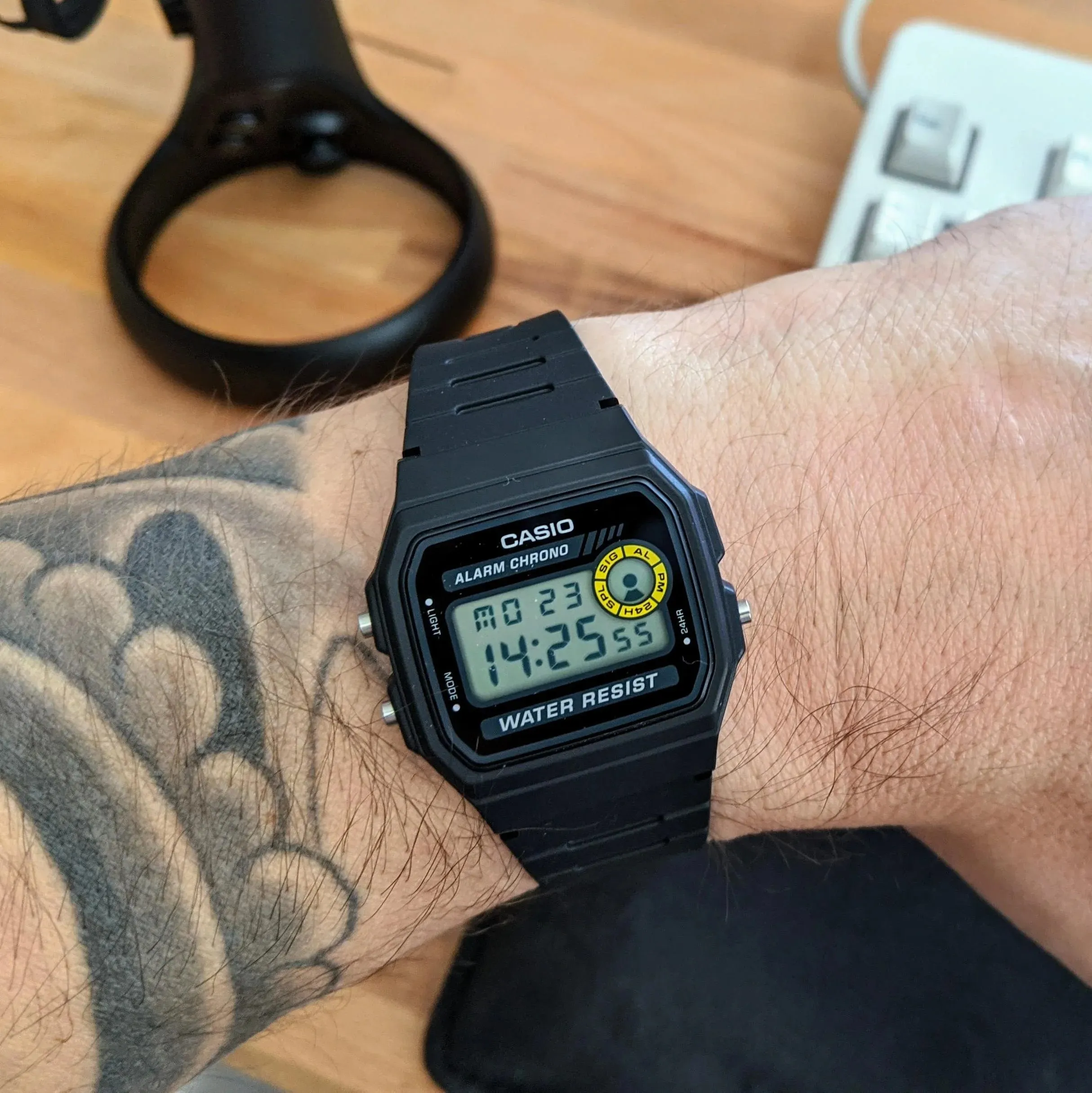 1764680778329_imgi_8_CasioF-94WA-8DGWatch_3.jpg